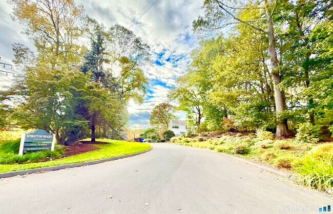 Building Photo - 129 Rowayton Woods Dr