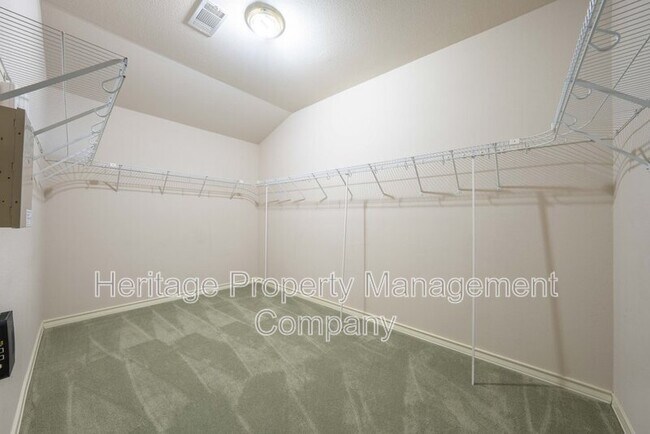 Building Photo - 1435 Bluff Forest