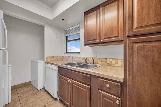 Building Photo - POWDERWOOD 1 BEDROOM