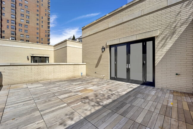 Building Photo - 832 N Clark St