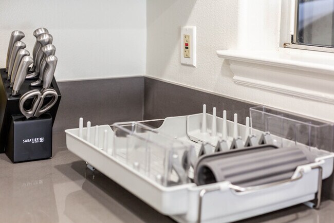 Building Photo - Newly Remodeled 5B4B. 2 mile from the Rose Parade!