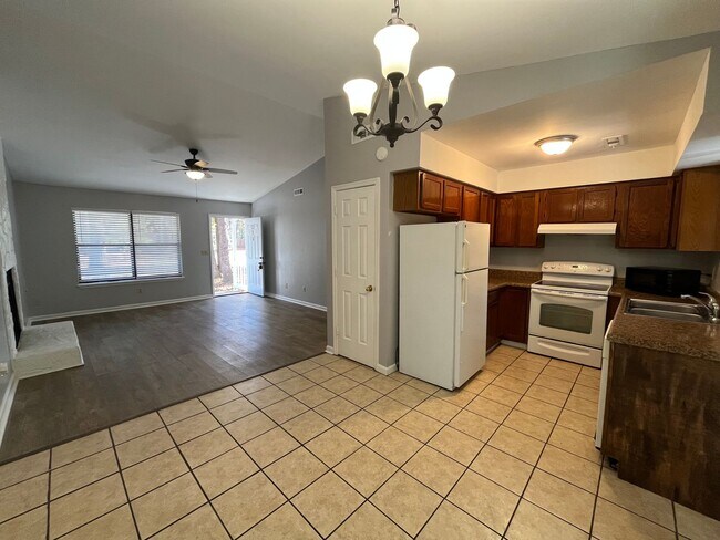 Building Photo - Charming 3 BR/2 BA Home in Crowfield Plantation