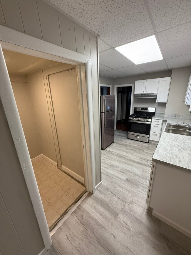 Building Photo - 405 Islington St