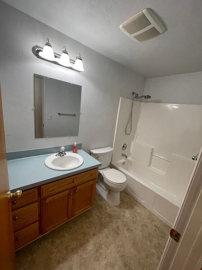 Building Photo - Large 4 Bed/ 2 Full Bath Home in the Gilha...