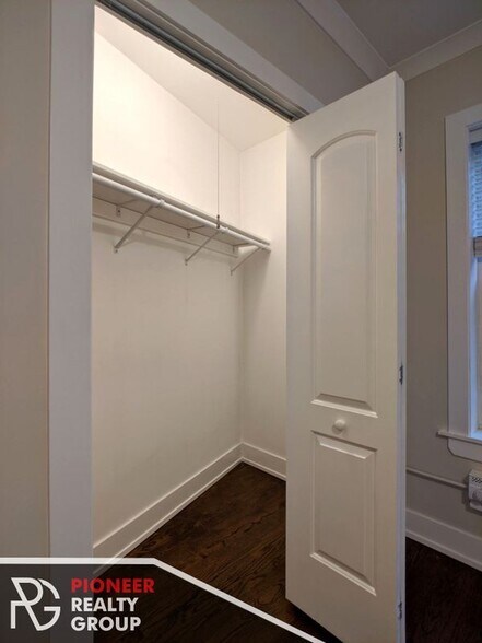 Building Photo - 4226 N Clark St