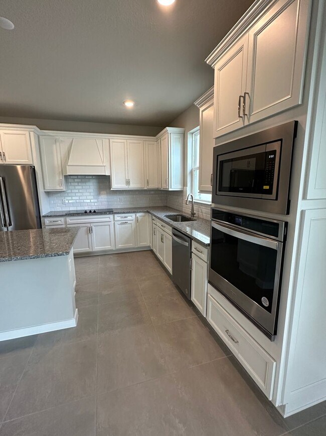 Building Photo - Stunning 4/2 close to Lake Nona!!