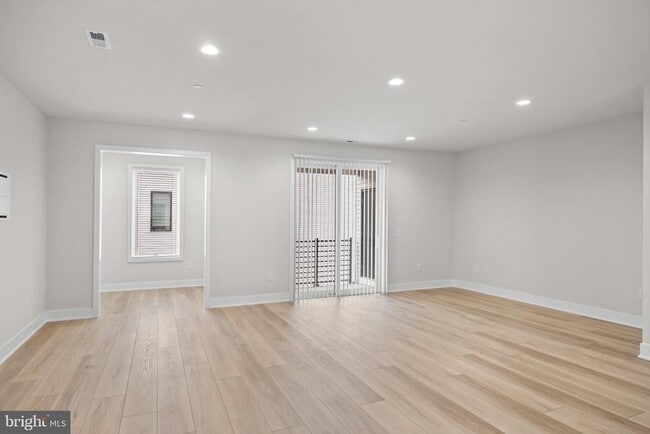 Building Photo - 2150 Northbank Pl
