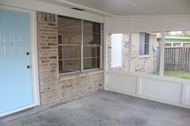 Building Photo - 1414 N Live Oak St