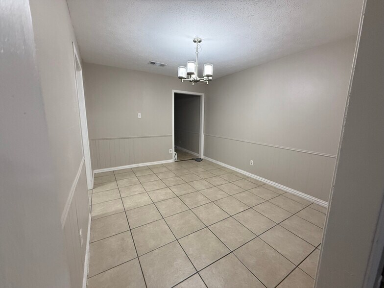 Building Photo - 2018 Auburn Dr