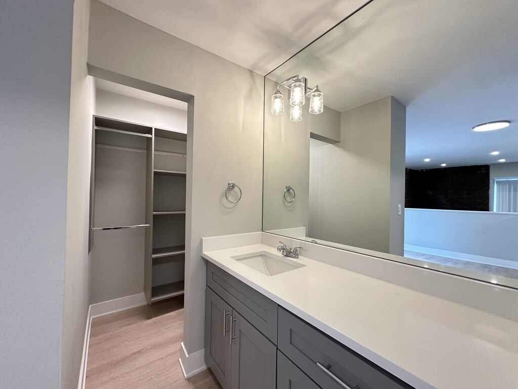 Building Photo - 1220 N La Salle Dr
