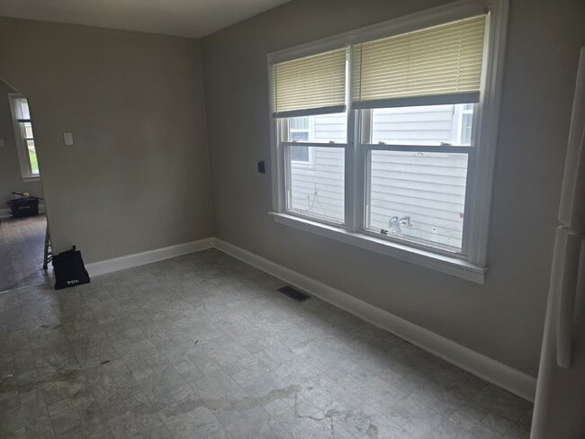 Building Photo - "Move in Ready 3-Bedroom Home on Huntoon A...