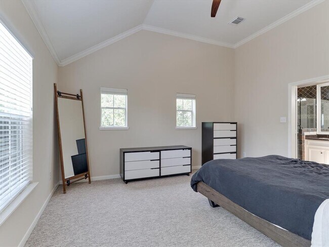 Building Photo - 1706 Tuam St