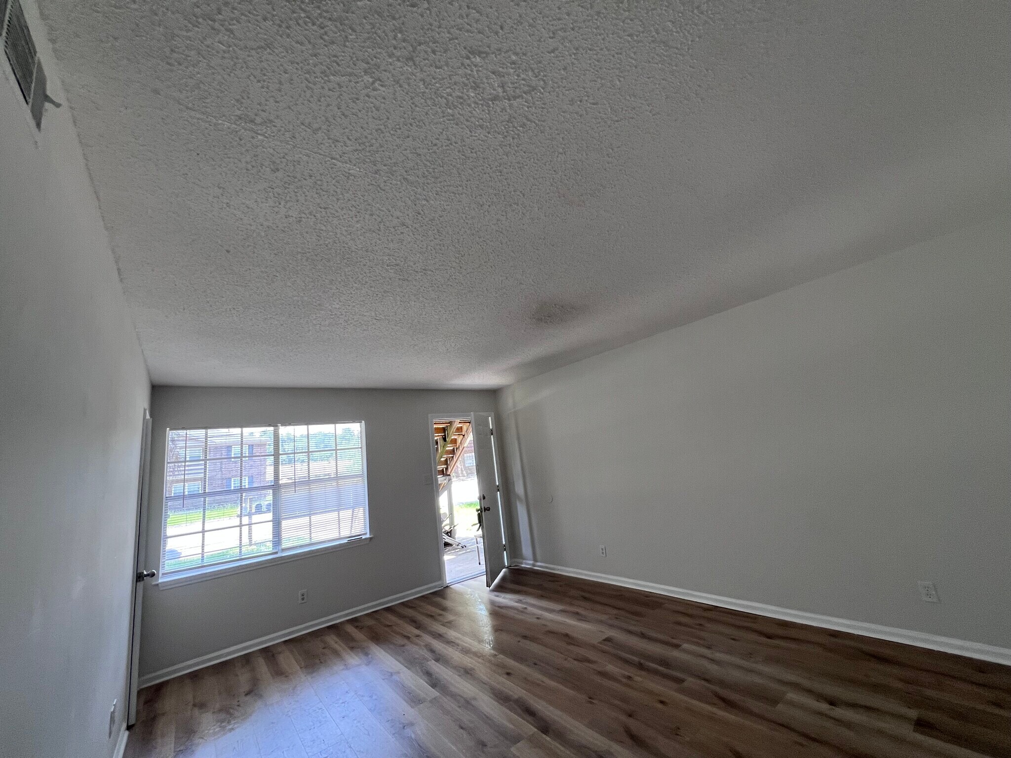 Building Photo - 6 Oak Forest Ln
