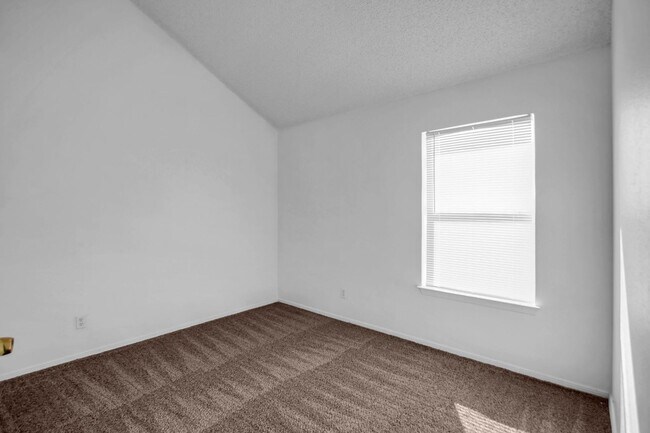 Building Photo - Cozy 3 bedroom 2 bath home in East El Paso! Special- No admin fee!