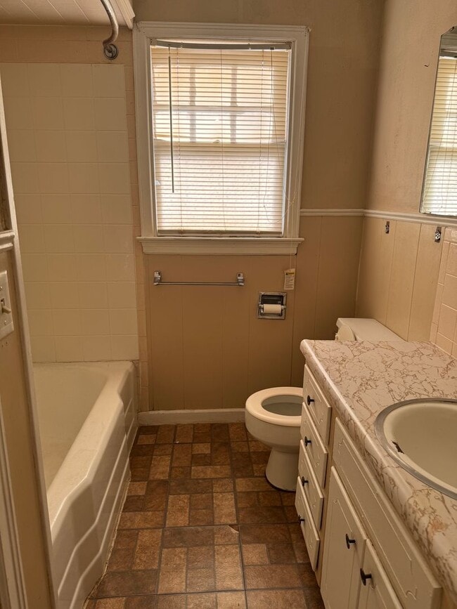 Building Photo - 924 S Crockett St