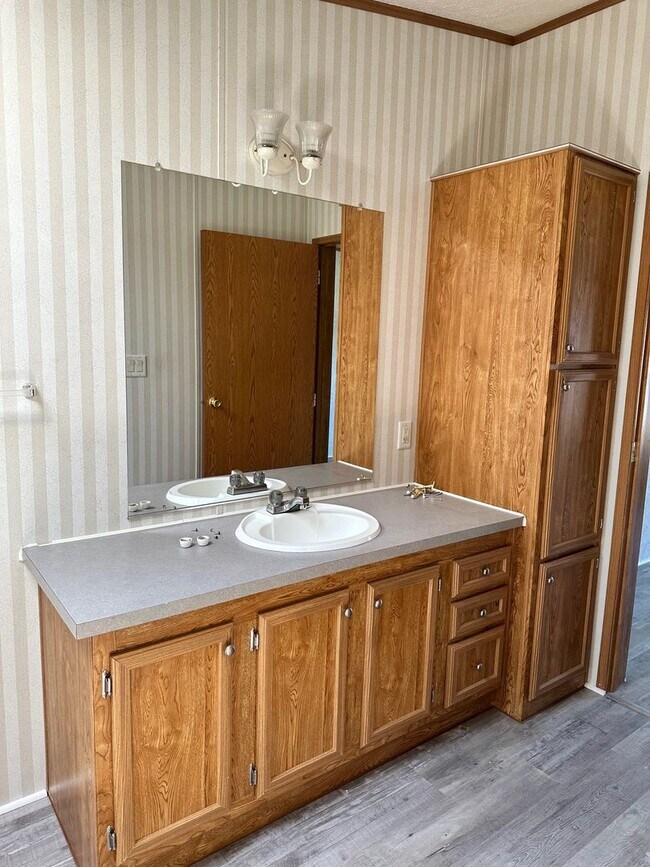 Building Photo - Centrally Located 3 BD 2 BA Modular Home