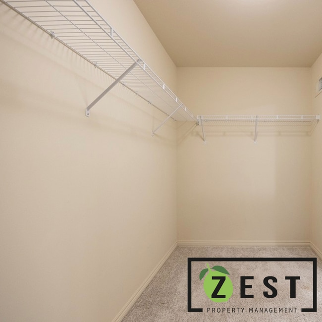 Building Photo - Amazing 3Bedroom 2 Baths