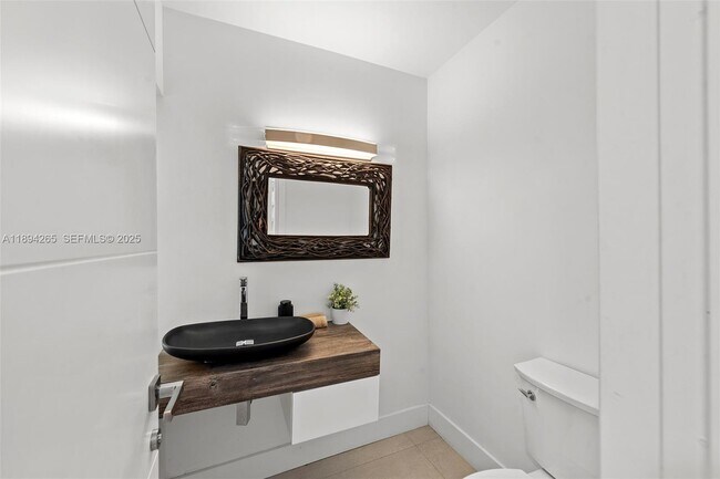 Building Photo - 207 Holiday Dr