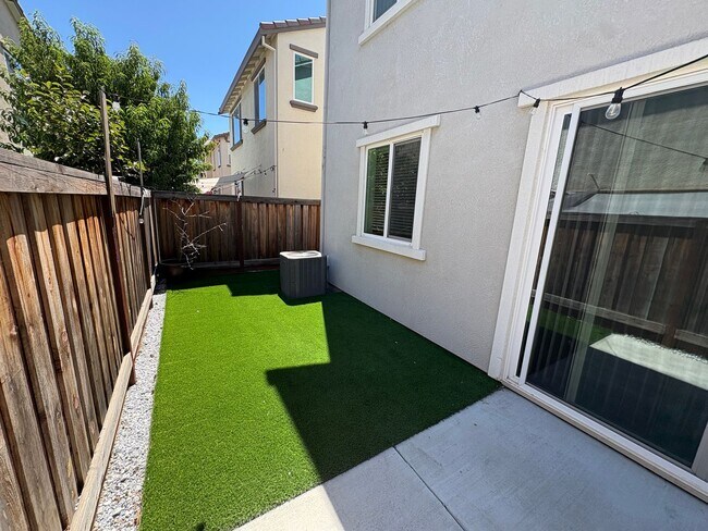 Building Photo - Beautiful 4 Bed 3 Full Bath Home with Solar in Brentwood