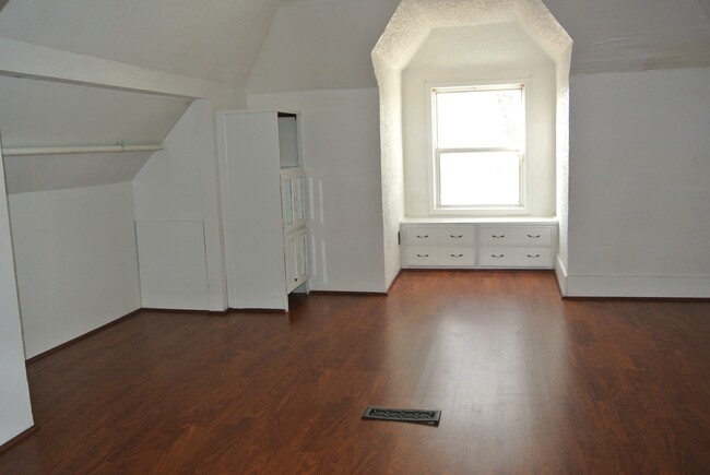 Building Photo - 3 Bedroom House in Velva, ND!