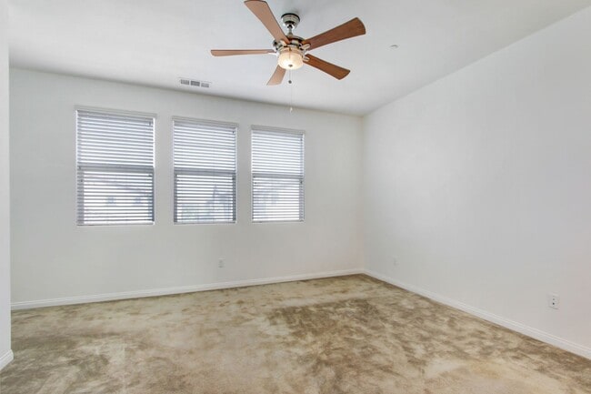 Building Photo - Tri-Level Azusa Townhome