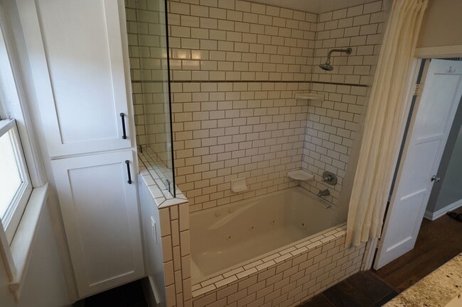 Building Photo - Spacious Silver Lake Charmer 2-bedroom, 1-...