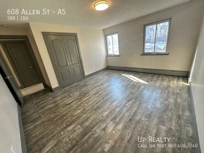 Building Photo - 608 Allen St