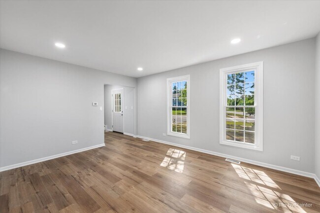 Building Photo - 731 Hickory Ln