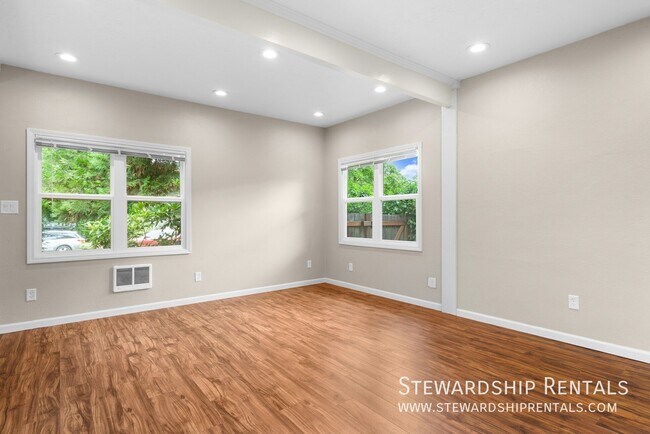Building Photo - 754 W 12th Ave