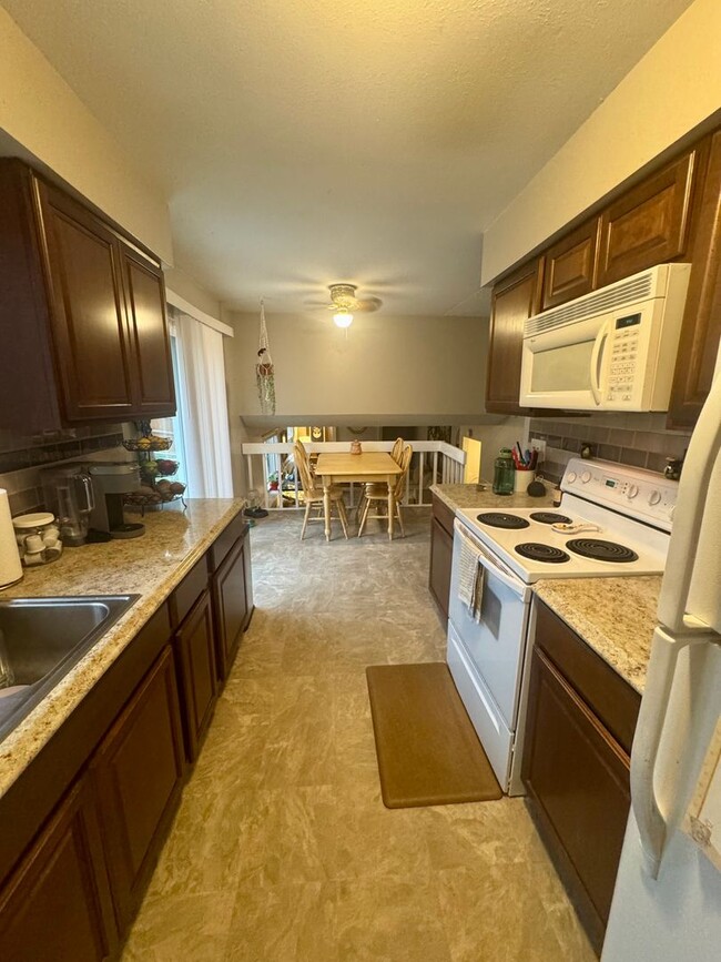 Building Photo - 3 bedroom/2 bath Centrally Located home in...