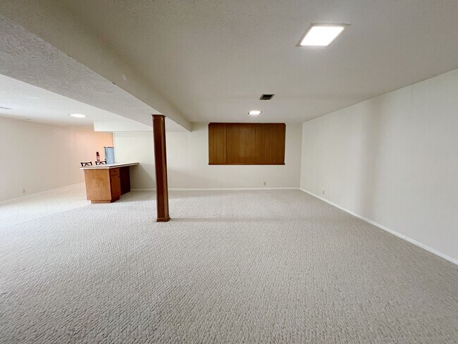 Building Photo - SEE IT NOW: Charming 3-Bedroom Home with S...