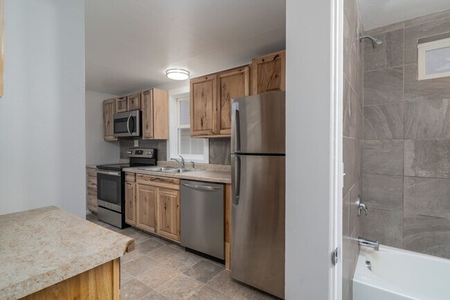 Building Photo - 3 Bedroom Home Available Now!