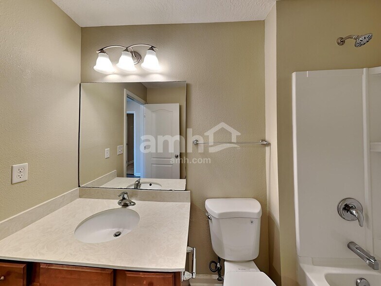 Building Photo - 332 Silver Glen Ave