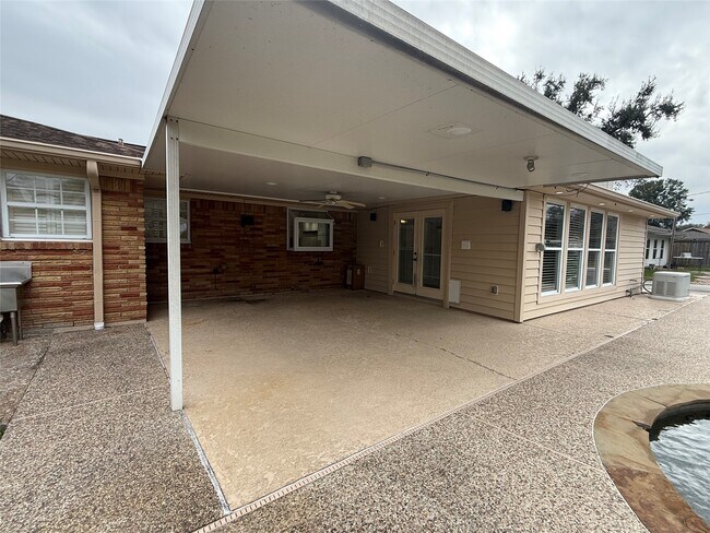 Building Photo - 822 Hidden Valley Dr