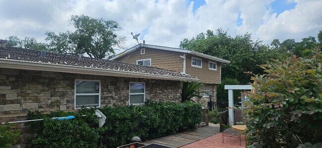 Building Photo - 5927 Moonmist Dr