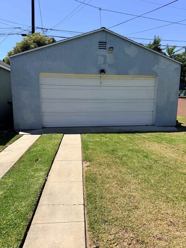 Building Photo - 9719 Mallison Ave