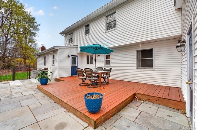 Building Photo - 22 Blossom Hill Dr