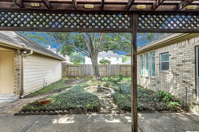 Building Photo - 1438 Crescent Green Dr