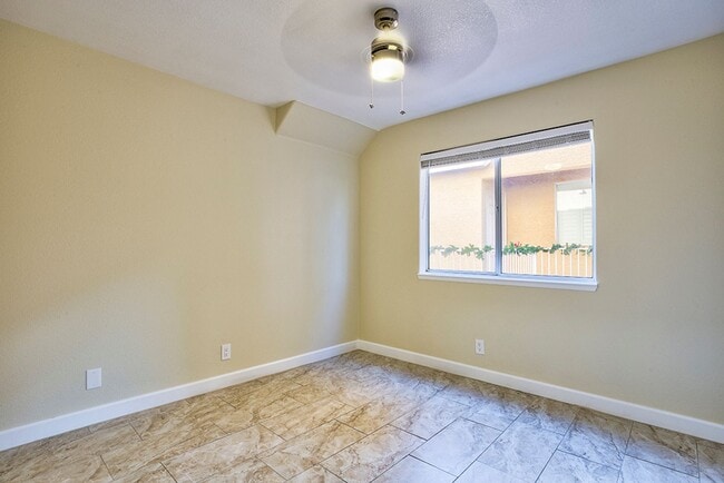 Building Photo - Fantastic 3 bed condo