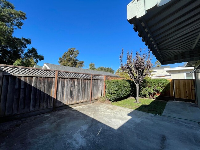 Building Photo - Sunny Seabright 2Bd/1Ba Duplex with Garage...