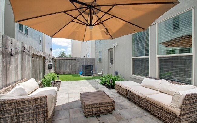 Building Photo - 2015 Royal Landing Dr