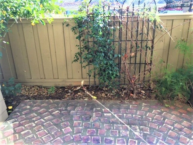 Building Photo - First Floor condo perfectly situated for public transportation