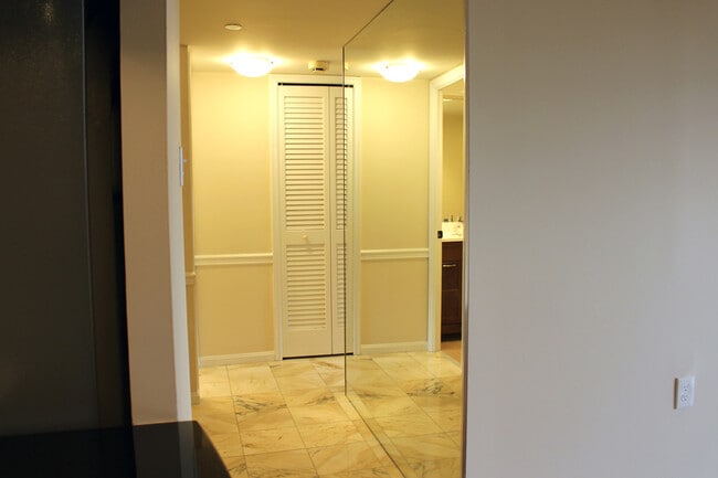 Building Photo - 1301 N Courthouse Rd