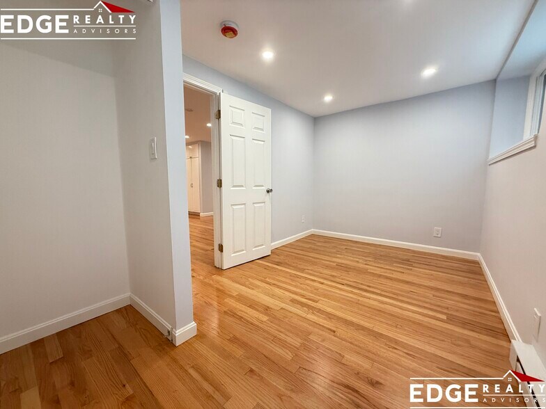 Primary Photo - 39 Englewood Ave