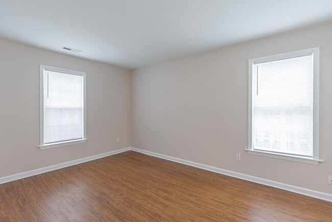 Building Photo - Beautiful 4 bed 2 bath home in Greensboro with fenced yard. Walk to coffee shop and restaurants.