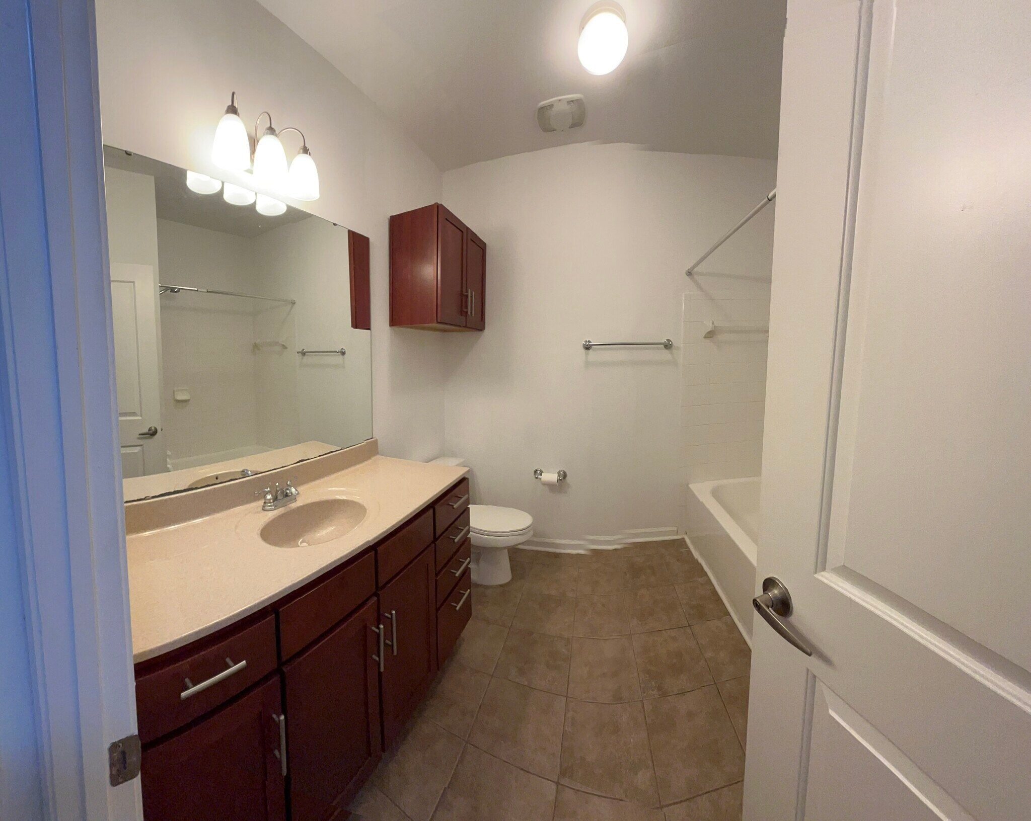 Large bath - 1755 Central Park Rd
