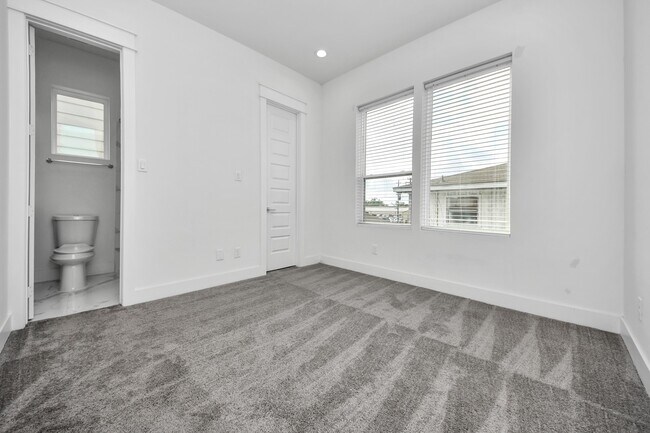 Building Photo - 5402 Margarita St