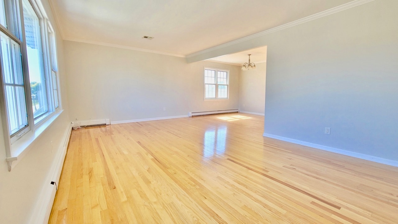 Lots of Natural Light - 24 Gall Ave