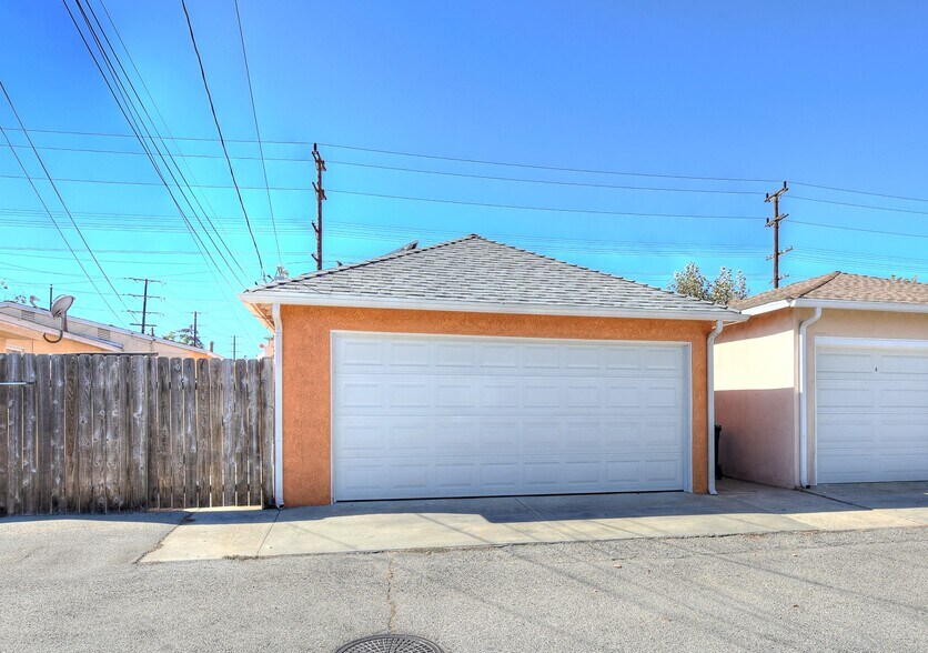 Building Photo - 1604 N Hollywood Way
