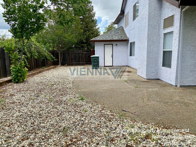 Building Photo - 5608 Glen Oaks Dr